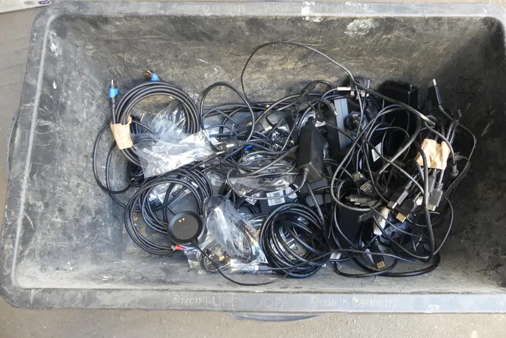 Konvolut Kabel und Computer Zubehör ohne Kiste